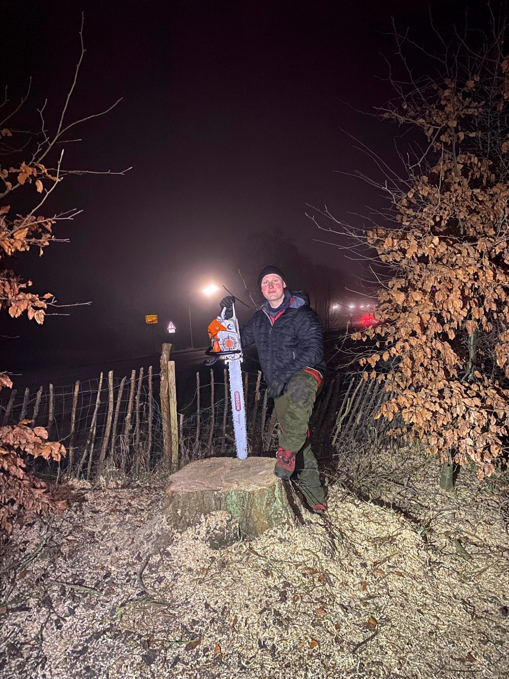 Einsatz in der Dämmerung nach erfolgreicher Fällung