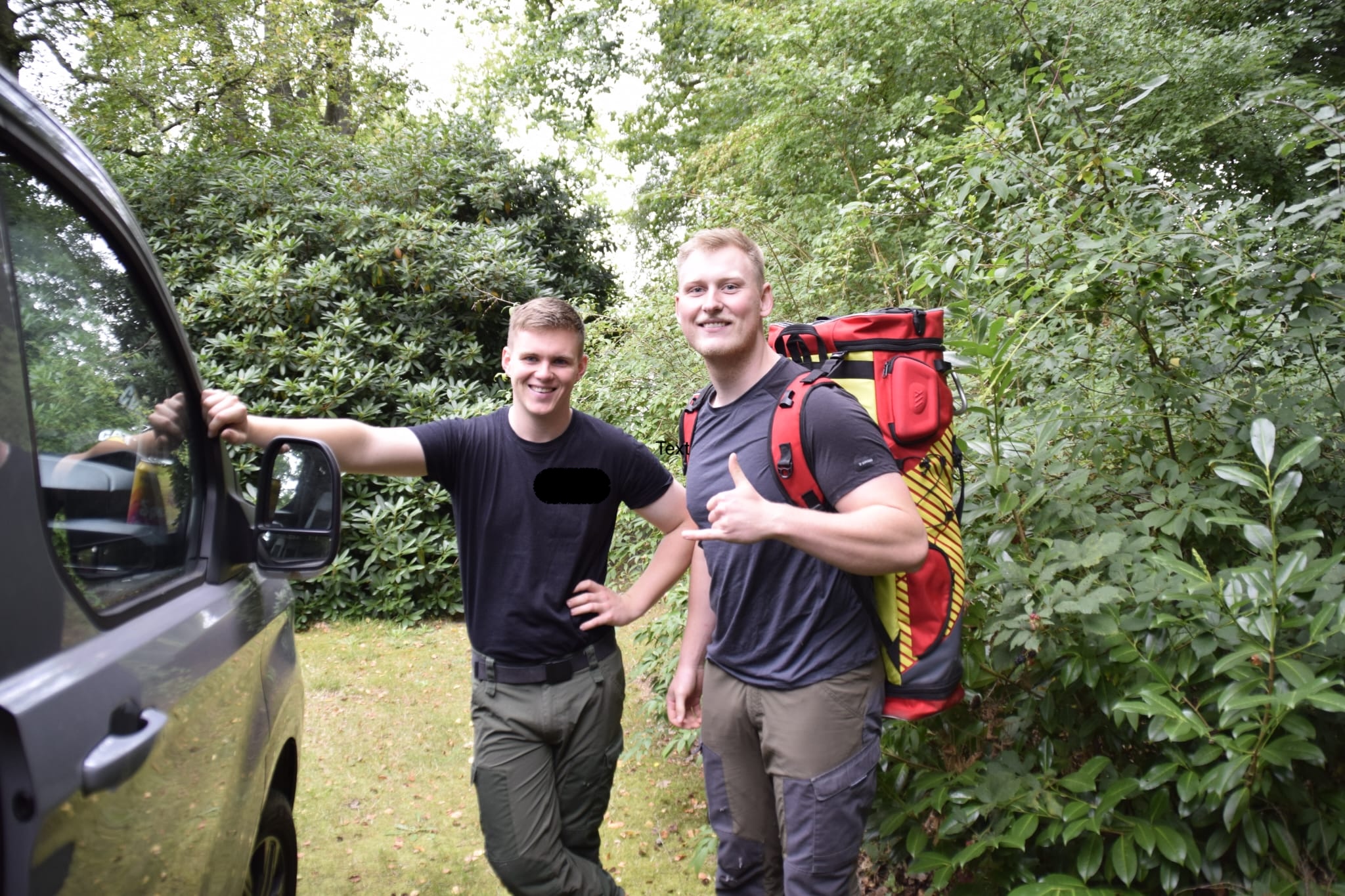 Auf dem Weg zum Einsatzort mit Fahrzeug und Rettungsausrüstung